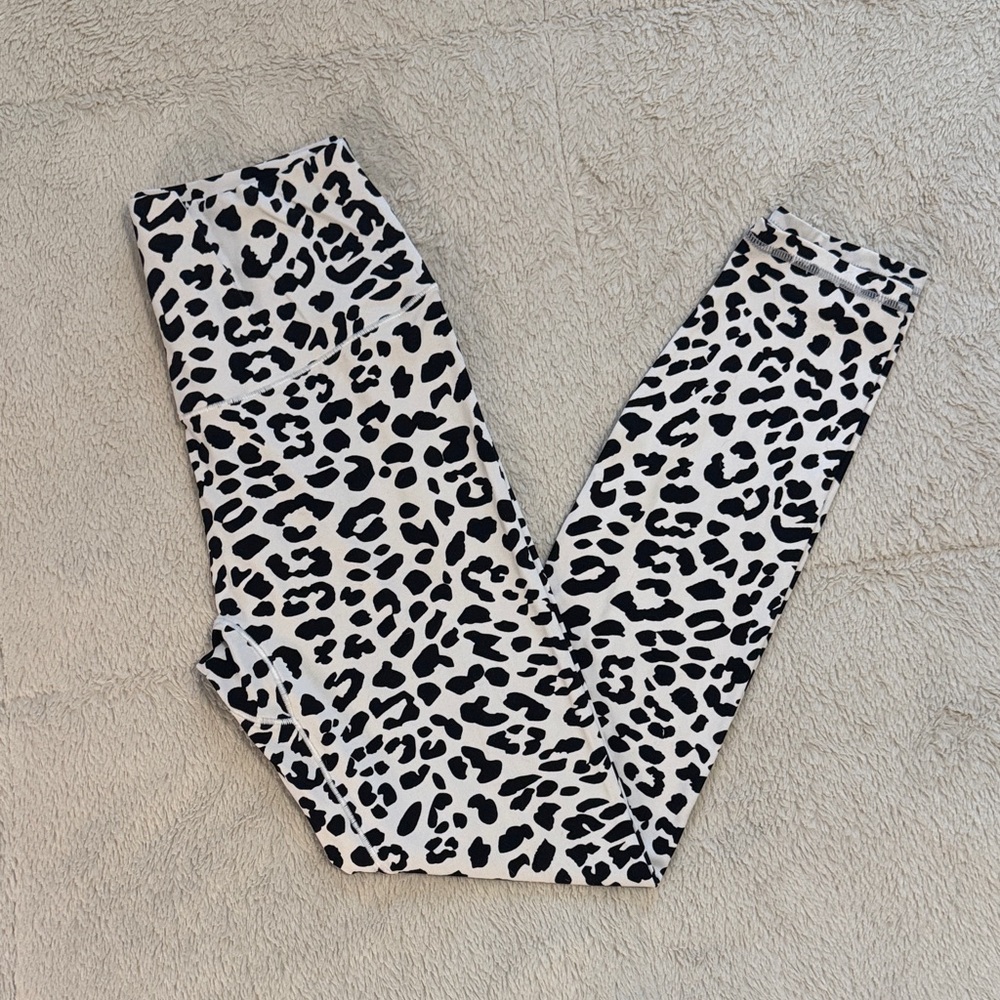 Women’s scrunch butt Black & White Leopard Print Leggings Medium